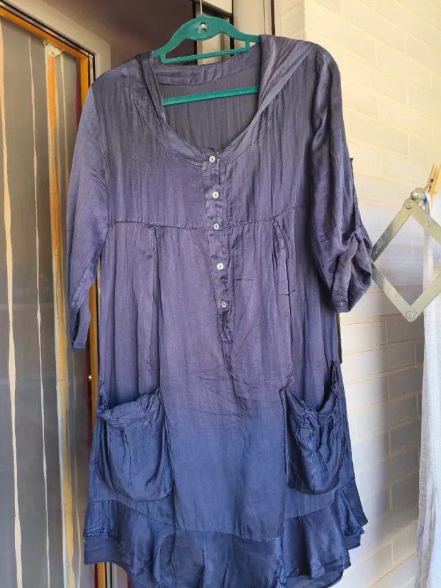 Vestido azul seda con capucha