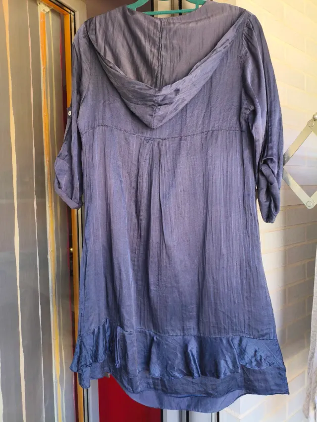 Vestido azul seda con capucha