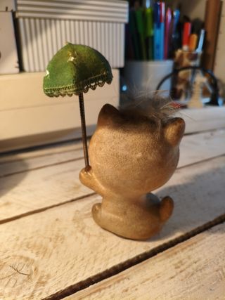 Antiguo muñeco gatito con paraguas