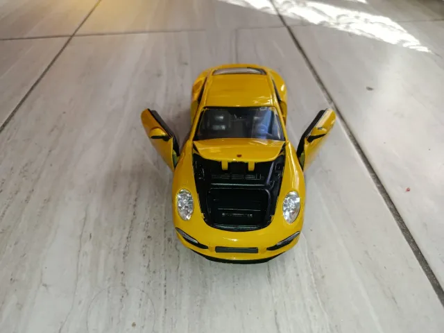 Porsche amarillo
