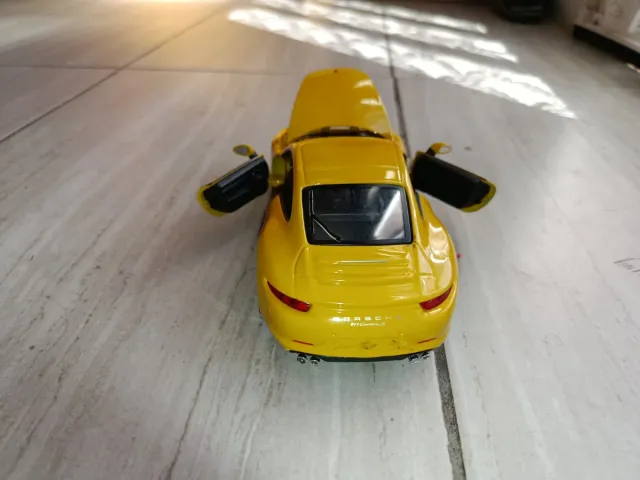 Porsche amarillo
