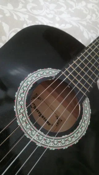 Guitarra Española Electrificada. 80€.