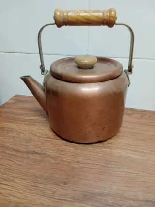 Cafetera de cobre con mango de madera
