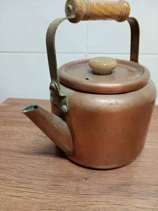 Cafetera de cobre con mango de madera