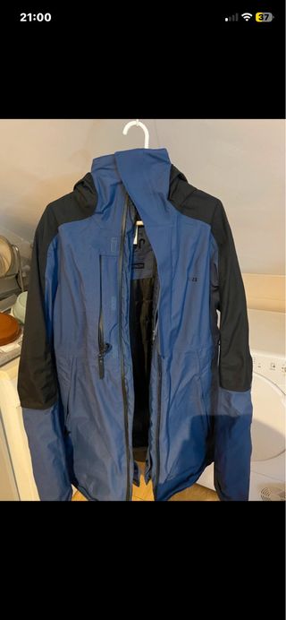 Chaqueta impermeable azul y negra