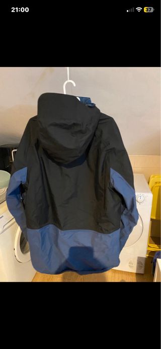 Chaqueta impermeable azul y negra