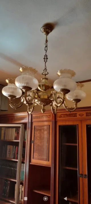 Lámpara de techo dorada con tulipas de cristal