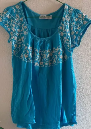Camiseta Zara bordada azul