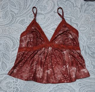 Top de tirantes con estampado rojo