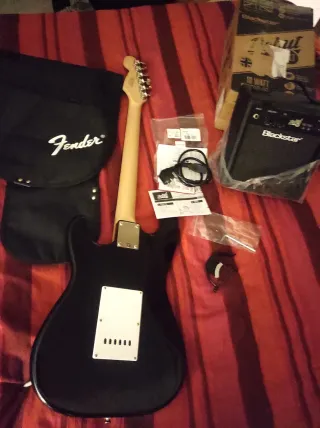 Set Guitarra Fender Squier + Amplificador y extras