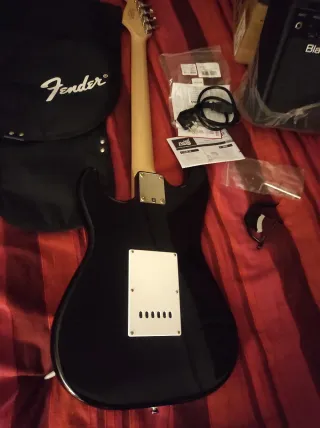 Set Guitarra Fender Squier + Amplificador y extras