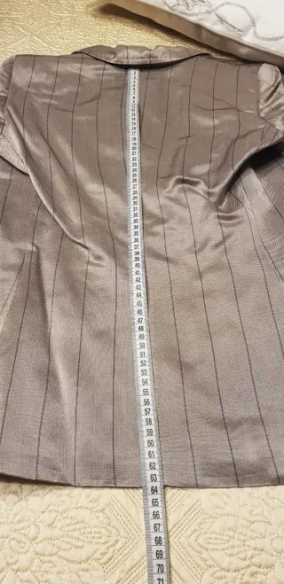 Traje Purificación García gris rayas