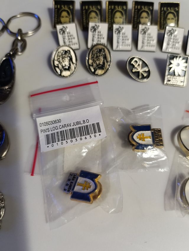 Vari set di spille religiose