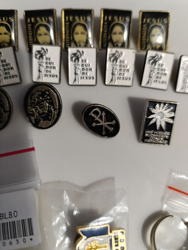 Vari set di spille religiose