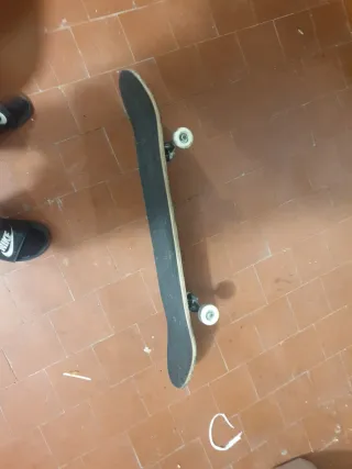 Patineta negra como nueva so que le falta limpiarl