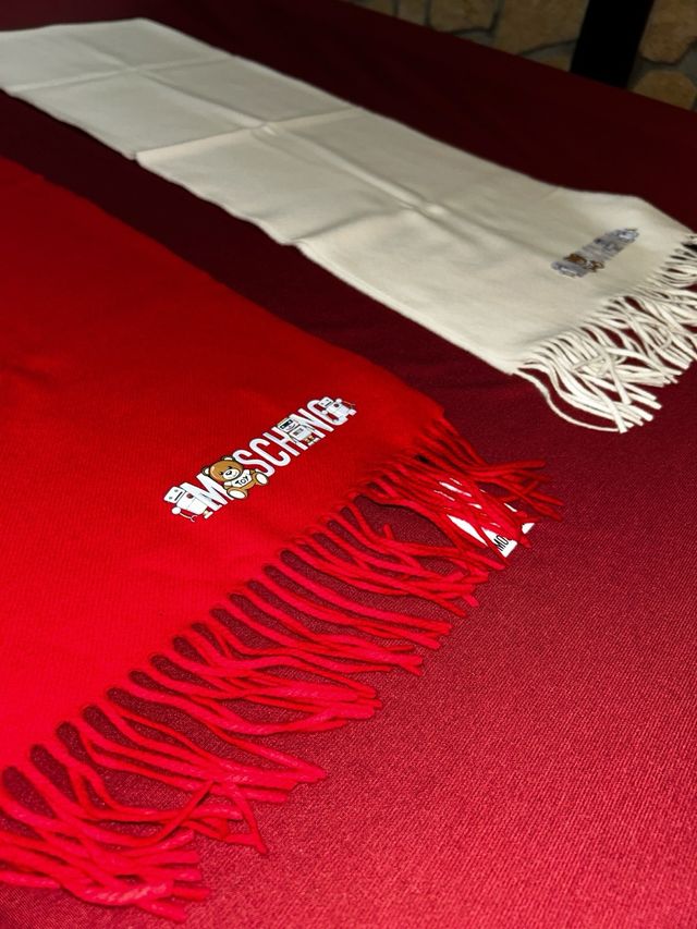 Bufanda Moschino Roja