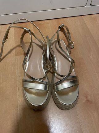 Sandalias doradas plataforma