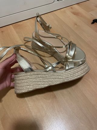 Sandalias doradas plataforma