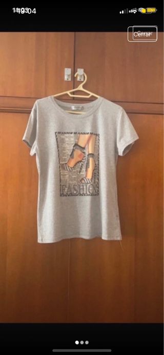 Camiseta gris estampado tacones