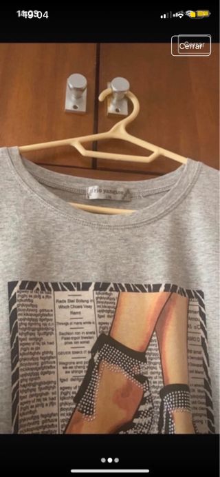 Camiseta gris estampado tacones