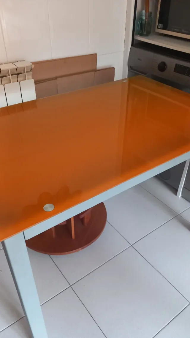 Mesa de cristal naranja y metal