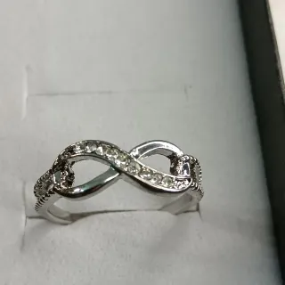 Anillo Infinito con Circonitas. 