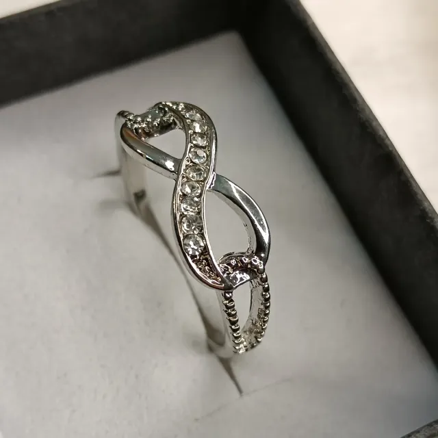 Anillo Infinito con Circonitas. 
