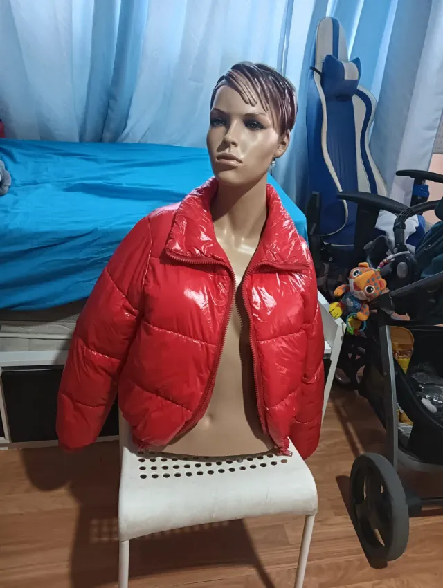 Chaqueta acolchada roja brillante