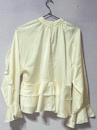 Blusa de mujer con volantes