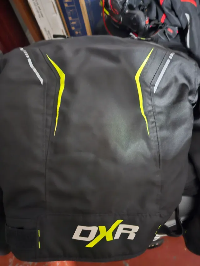 Chollo: Chaqueta de moto DXR negra y casco
