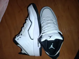 Zapatillas Jordan Courtside 23 Blancas/Negras