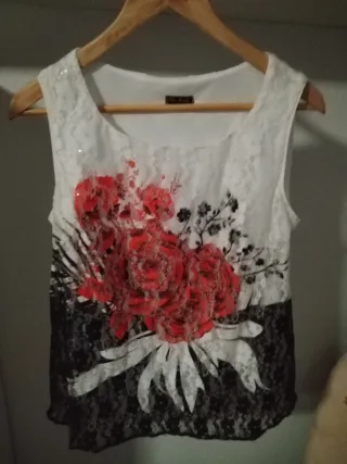Blusa de encaje con lentejuelas y flores
