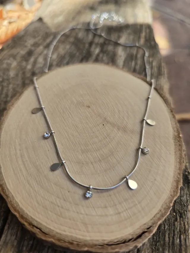 Collar plateado con puntos de luz