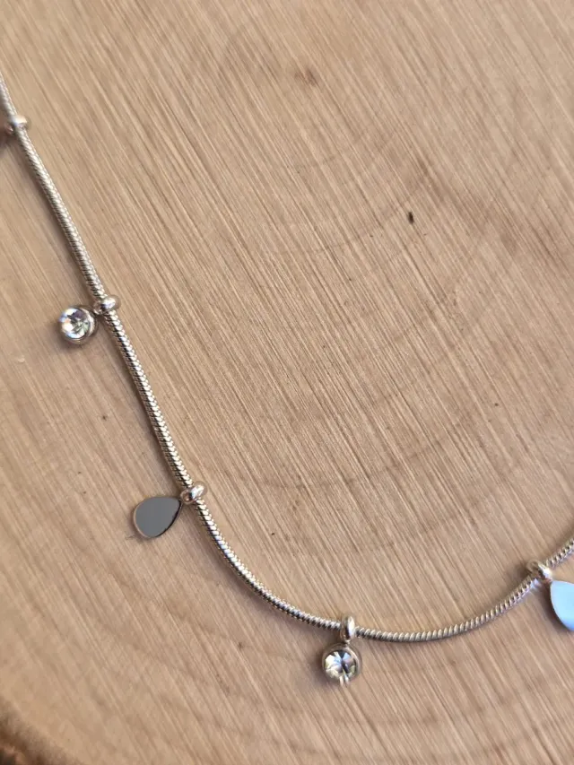 Collar plateado con puntos de luz