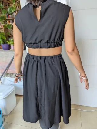 Vestido negro fiesta con cortes