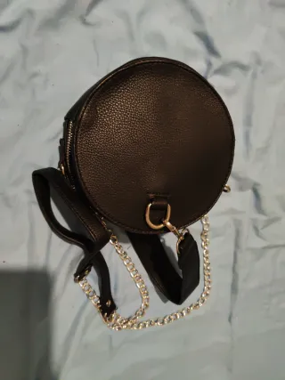 Bolso redondo negro con cadena