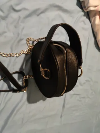 Bolso redondo negro con cadena