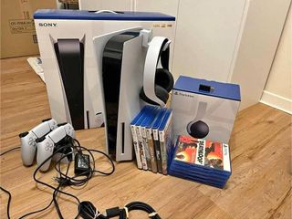 PS5 con caja, suscripción PS+ y selección de juego