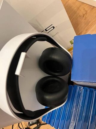 PS5 con caja, suscripción PS+ y selección de juego