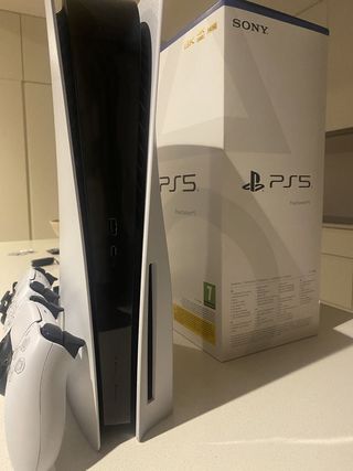 PS5 con caja, suscripción PS+ y selección de juego