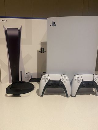PS5 con caja, suscripción PS+ y selección de juego