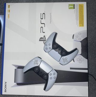 PS5 con caja, suscripción PS+ y selección de juego
