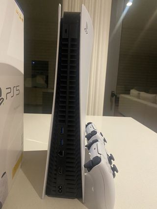 PS5 con caja, suscripción PS+ y selección de juego