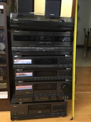 Cadena musical Aiwa con plato y altavoces