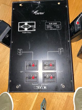 Cadena musical Aiwa con plato y altavoces