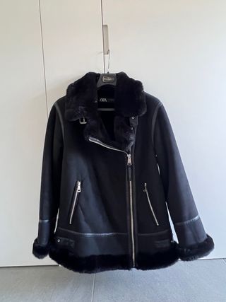 Chaqueta Zara ante y pelo negra