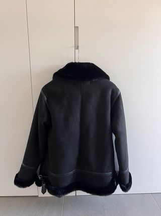 Chaqueta Zara ante y pelo negra