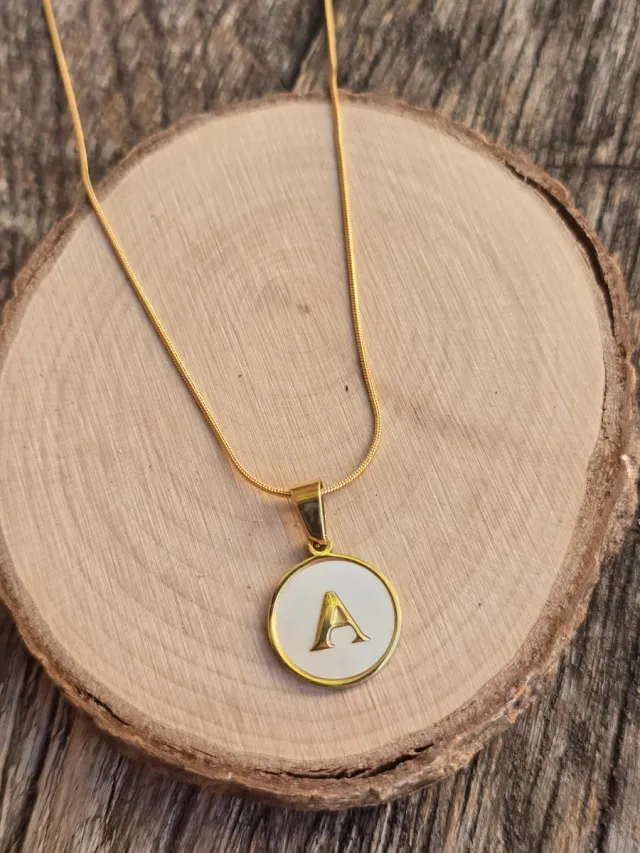 Collar inicial A esmaltado oro