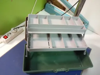 Caja de pesca con compartimentos