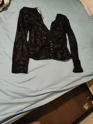 Blusa negra brillante manga larga